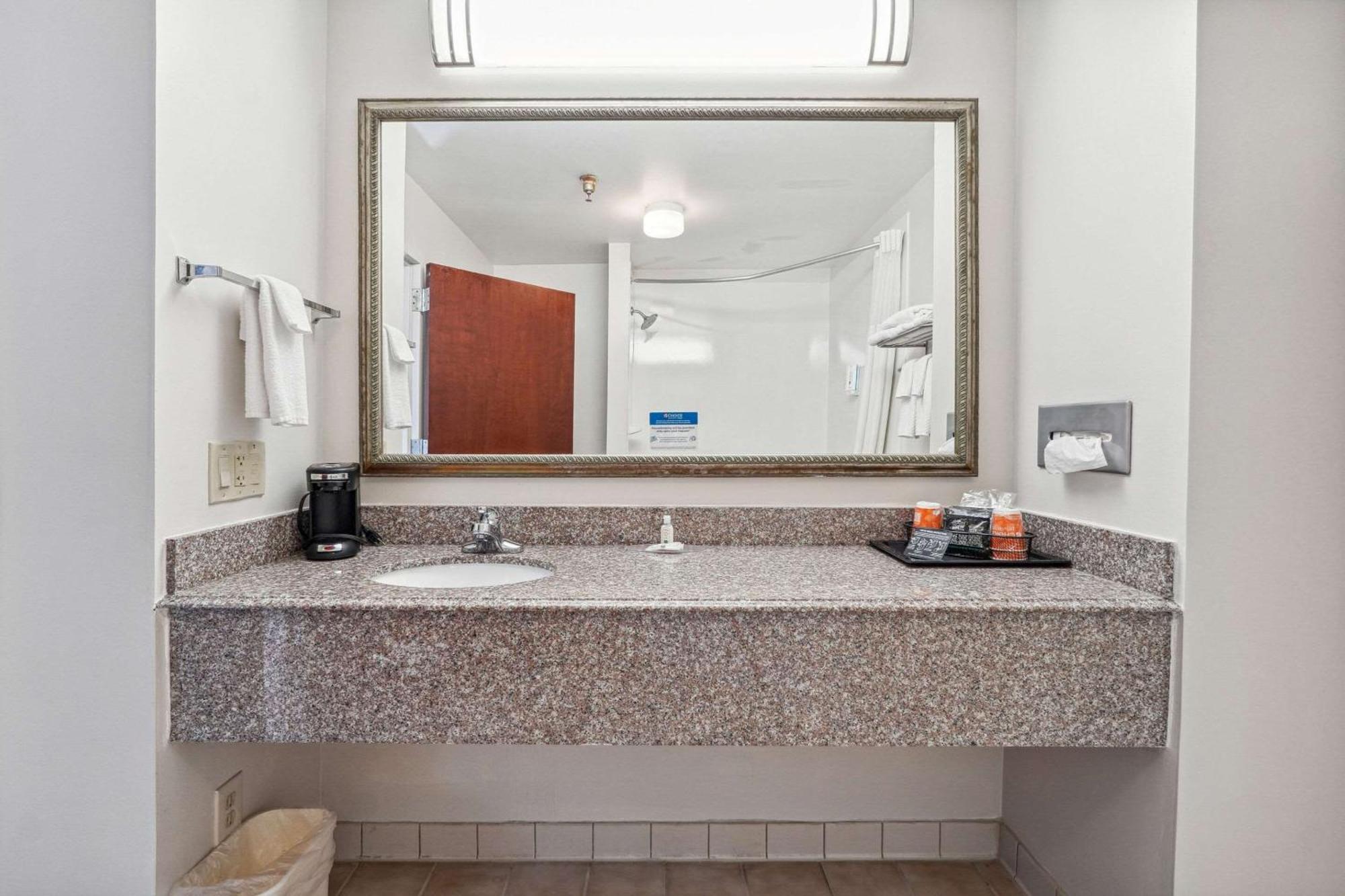 Quality Inn & Suites ดอว์สันวิลล์ ภายนอก รูปภาพ