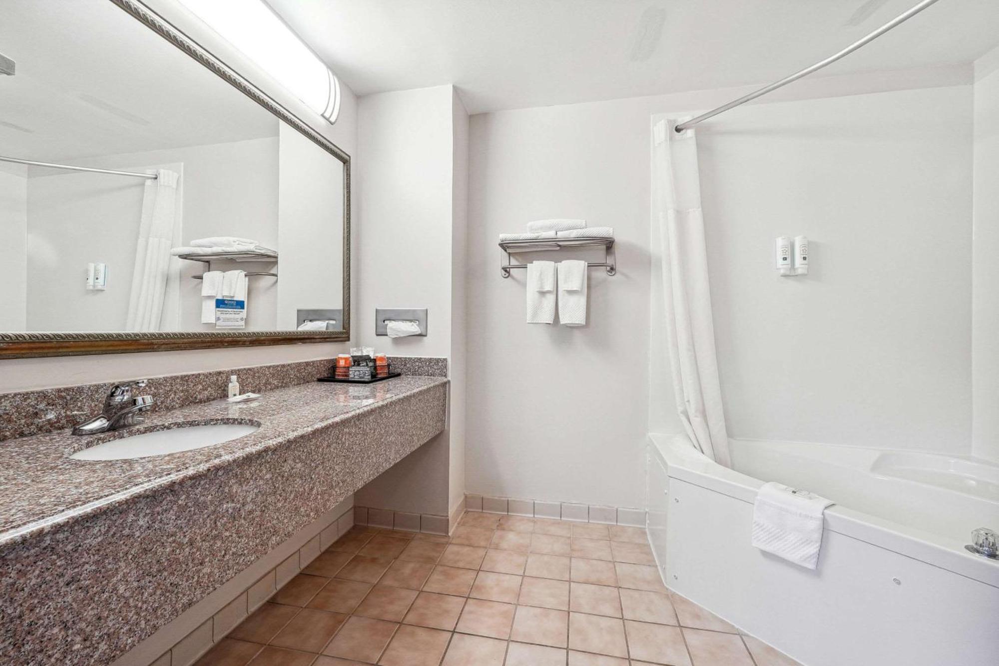 Quality Inn & Suites ดอว์สันวิลล์ ภายนอก รูปภาพ